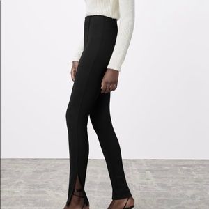 High-waisted leggings with elastic waistband. Side slits at hem.